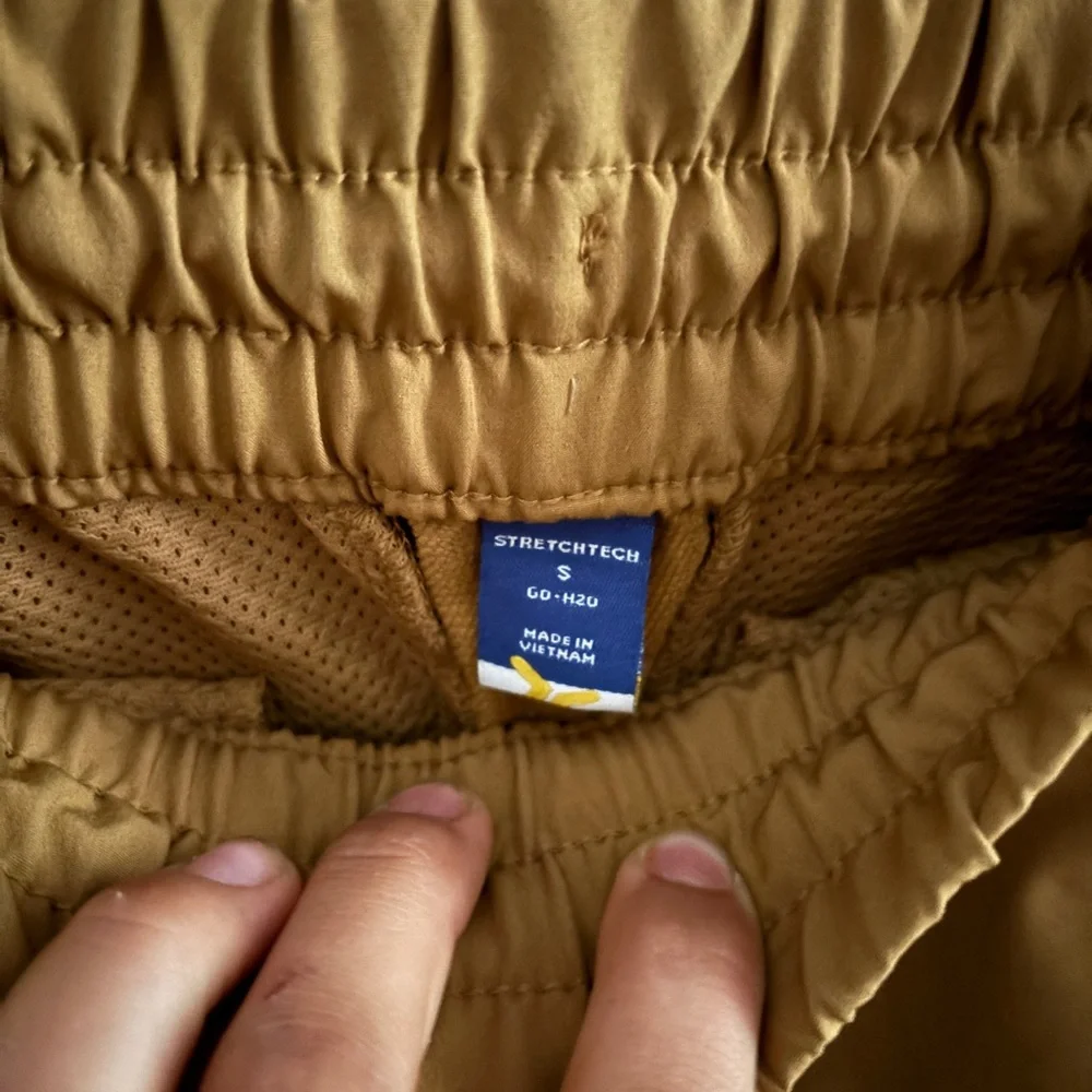 High-Waisted StretchTech Water-Repellent Shorts -- 4.5-inch inseam - Picture 2 of 2